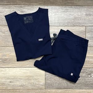 FIGS SCRUB SET NAVY BLUE SIZE MEDIUM SINGLE POCKET TOP CARGO PANTS